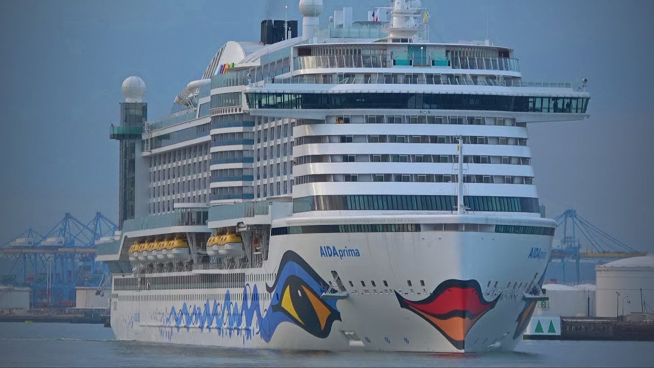 Beautiful morning arrival of AIDAprima in Le Havre, France |4K