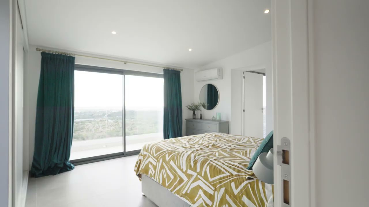 Fully renovated villa with 2 annexes in Santa Bárbara de Nexe