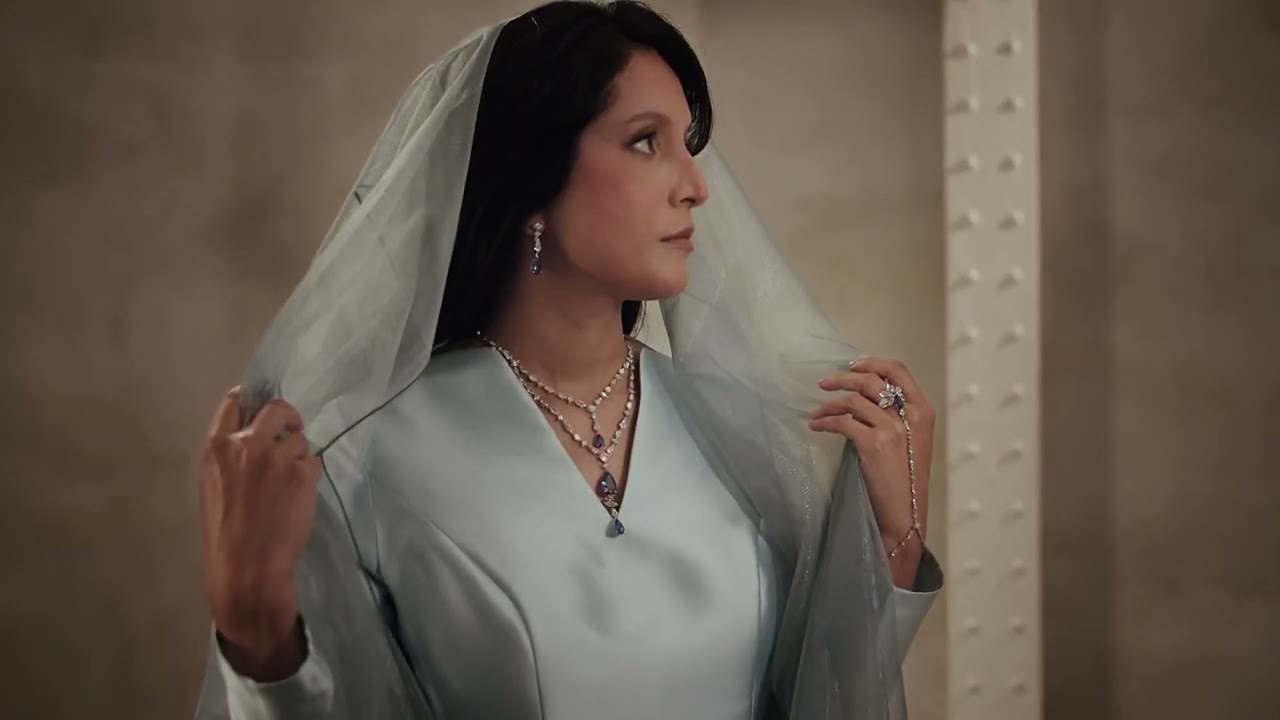 الفنانة التشكيلية نصره البوعينين تزين غلاف عدد فبراير من مجلة #زهرة_الخليج 