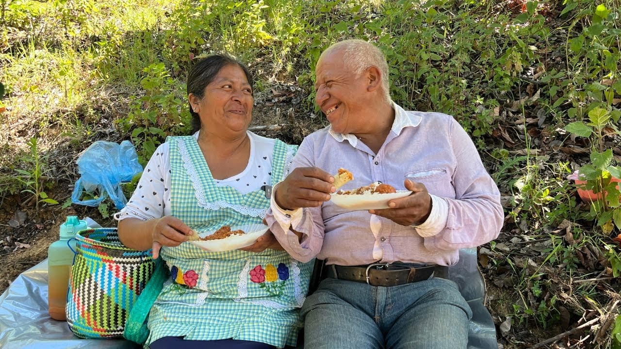 Le llevo un pollo en salsa de cacahuate a mi esposo y comemos juntos en el campo