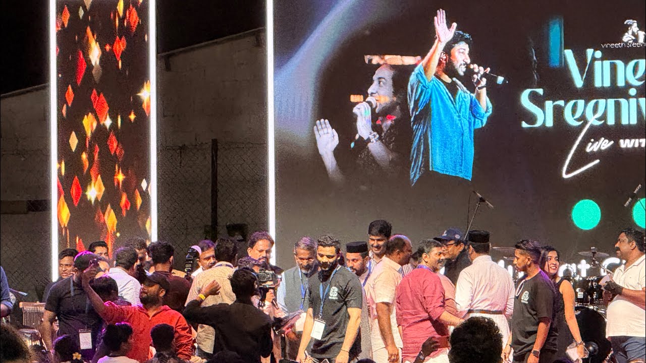 Vineeth Sreenivasan show🎶 #viral #trendingnow #sarvammaya #vineethsreenivasan #singers #sreenivasan 