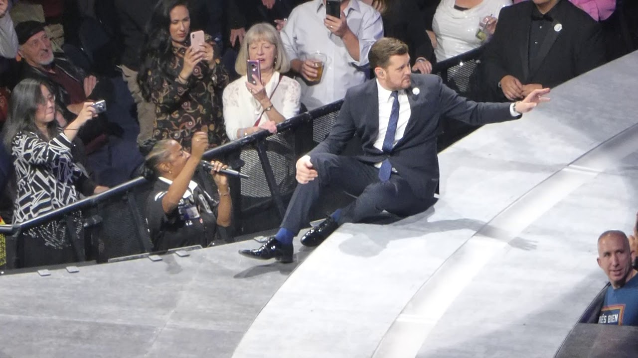 Michael Bublé with A Few Special Guest Singers in Oakland