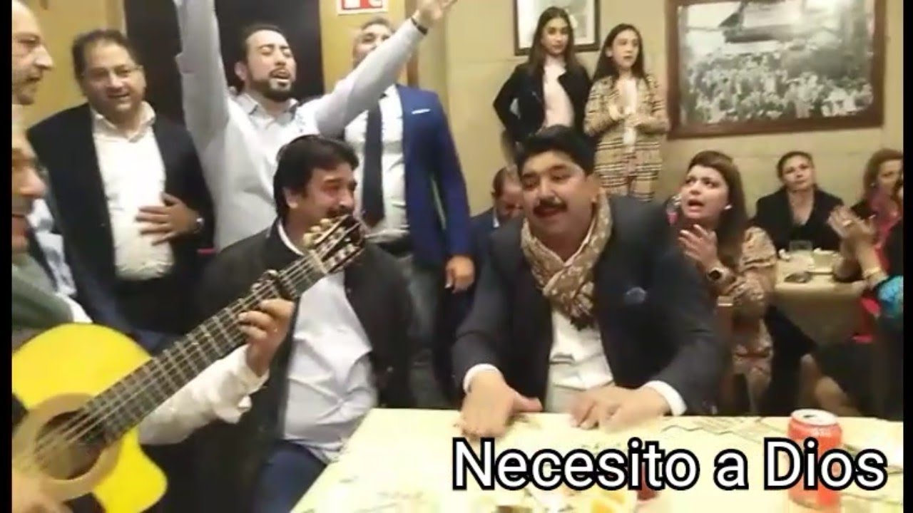 Jose y Lupe silva adorando con el coro de Sevilla