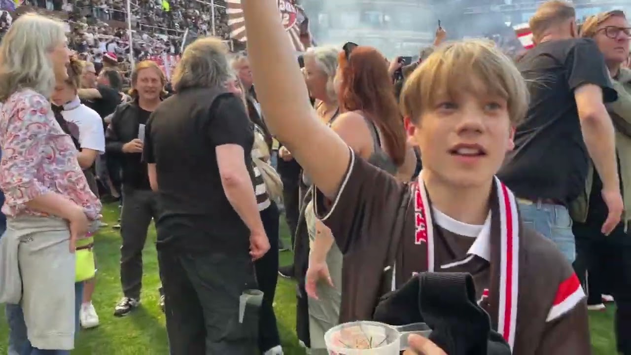 Aufstieg St. Pauli - Platzsturm - „Herz von St. Pauli“