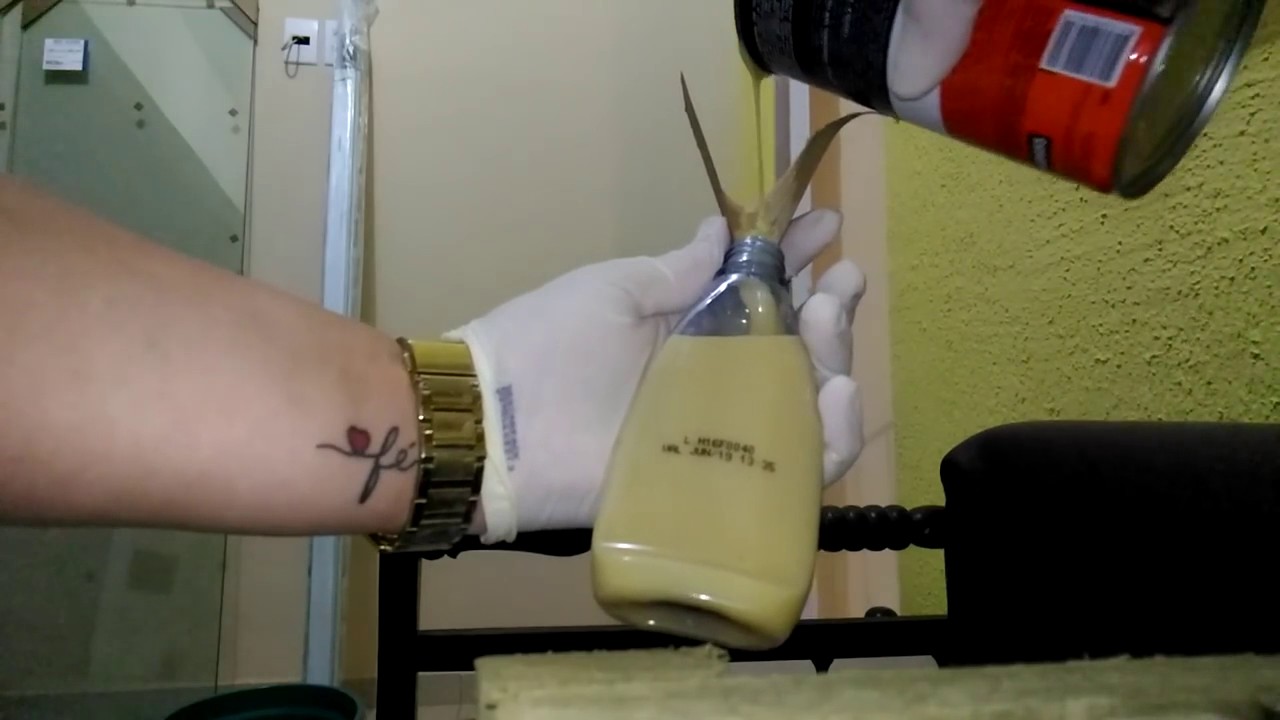 Colocando Cola Contato no frasco de ado&ccedil;ante