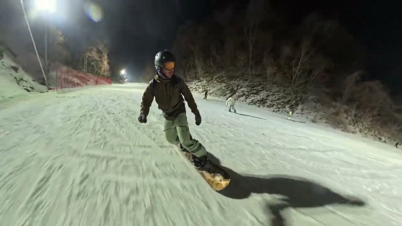 Nightime snowboarding in Korea