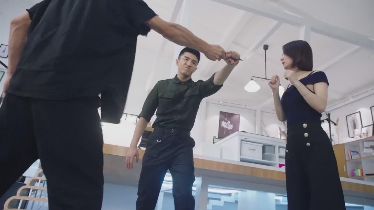 灰姑娘被歹徒袭击，霸总空手握刀护妻，以一敌百保护她！⚡#你和我的倾城时光#OurGlamorousTime