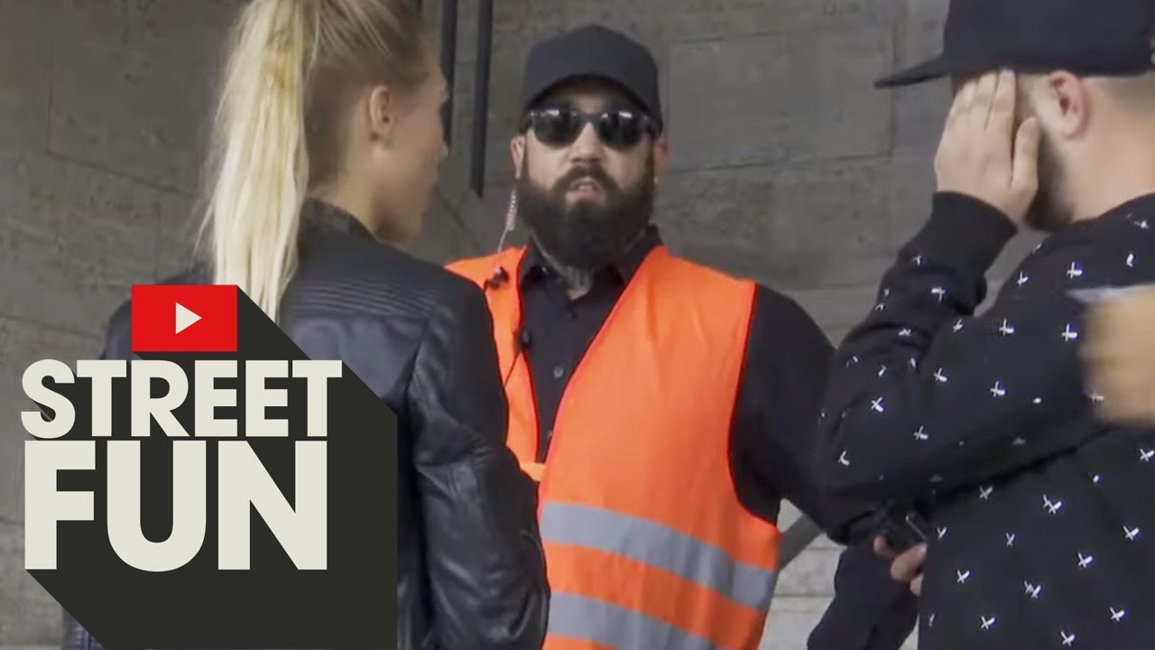 T&uuml;rsteher Chris sorgt f&uuml;r Recht und Ordnung: Wer kommt an ihm vorbei? | Streetfun | ProSieben MAXX
