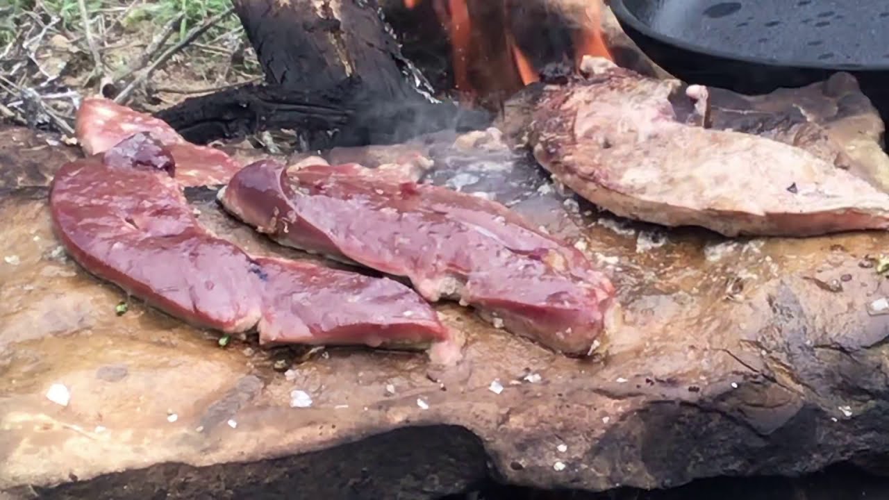 Remenat D’espàrrecs de Marge i Fetge  de corder -Cuina de Trinxera- Revuelto de espárragos bushcraft