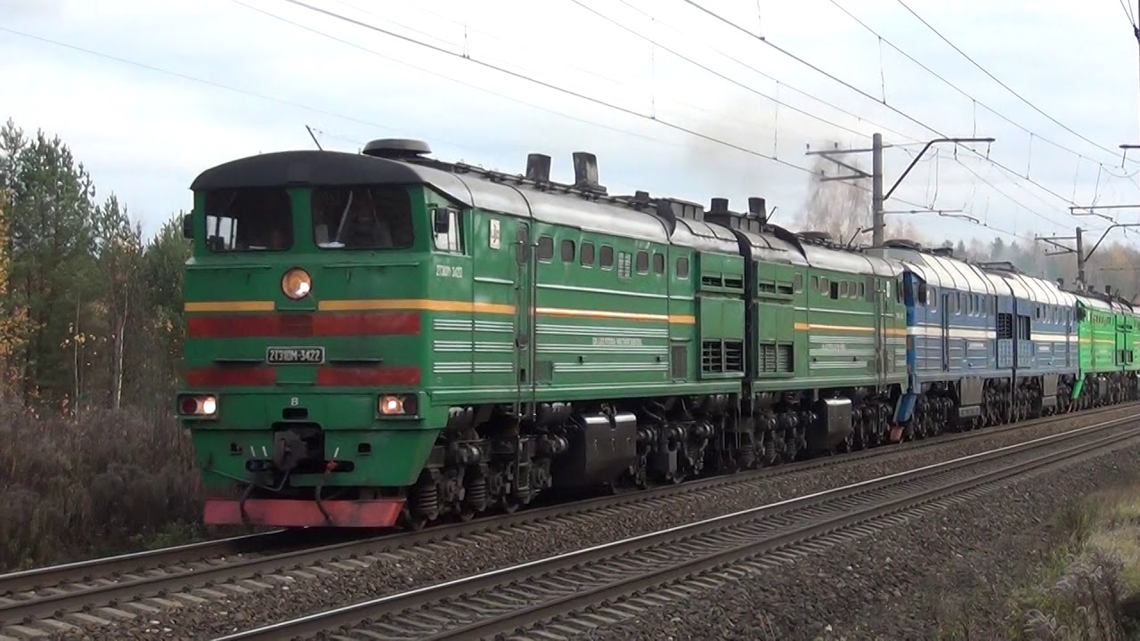 Тепловозы 2ТЭ10М-3422+3452 и 2ТЭ116-933 с грузовым поездом