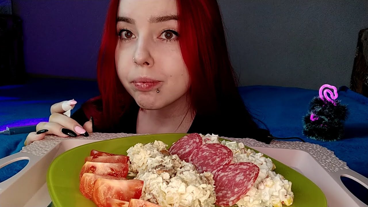 ЕДА С НОВОГОДНЕГО СТОЛА/САЛАТ КРАБОВЫЙ И С АНАНАСАМИ И ГРИБАМИ МУКБАНГ/mukbang