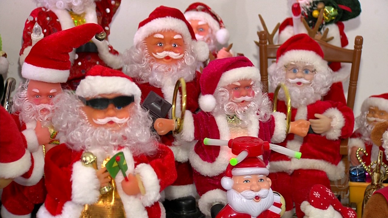 Apaixonado pelo natal coleciona papai Noel em Santos
