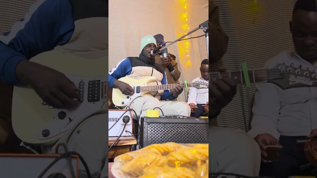 تحياتناً مع القيثارة🎸🎸 مع خويا حوسين تينيري في قصر تبلكوزة 🎻🎻🎧🎧 فرقة السكيمي