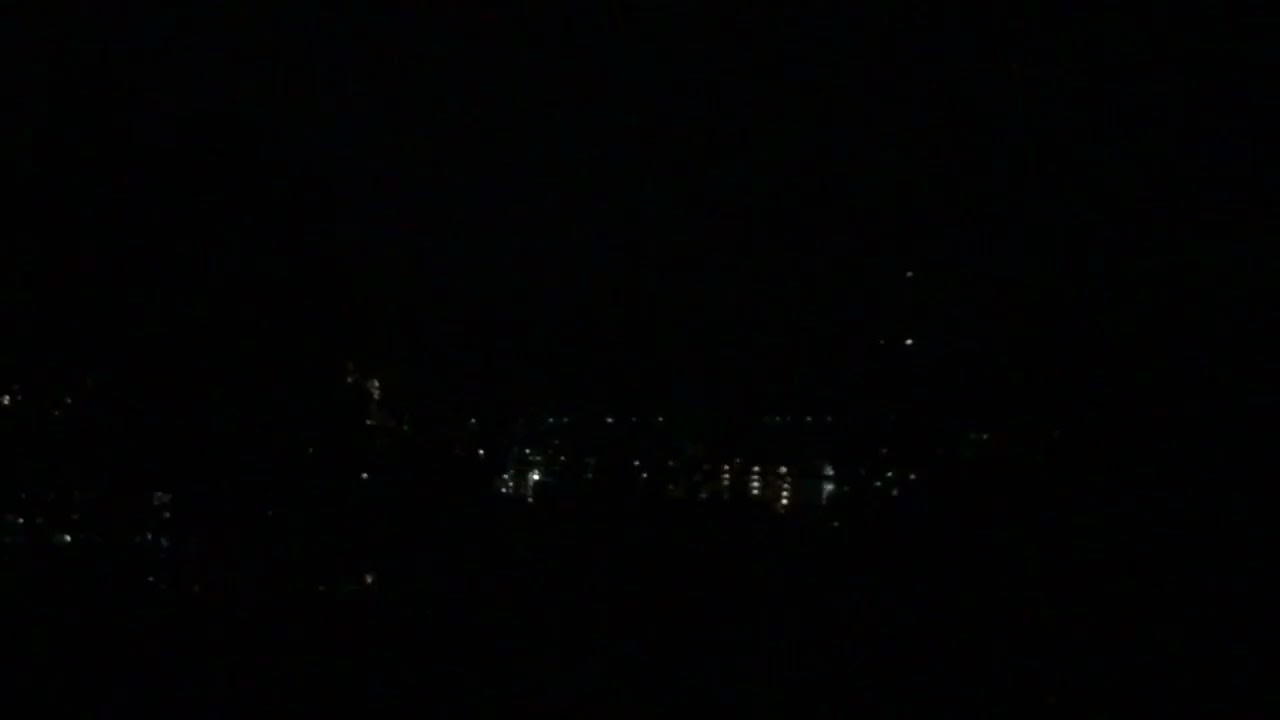 午前４時の街がざわざわ騒いでる朝（イヤホンで聴くとより不思議な感じ）