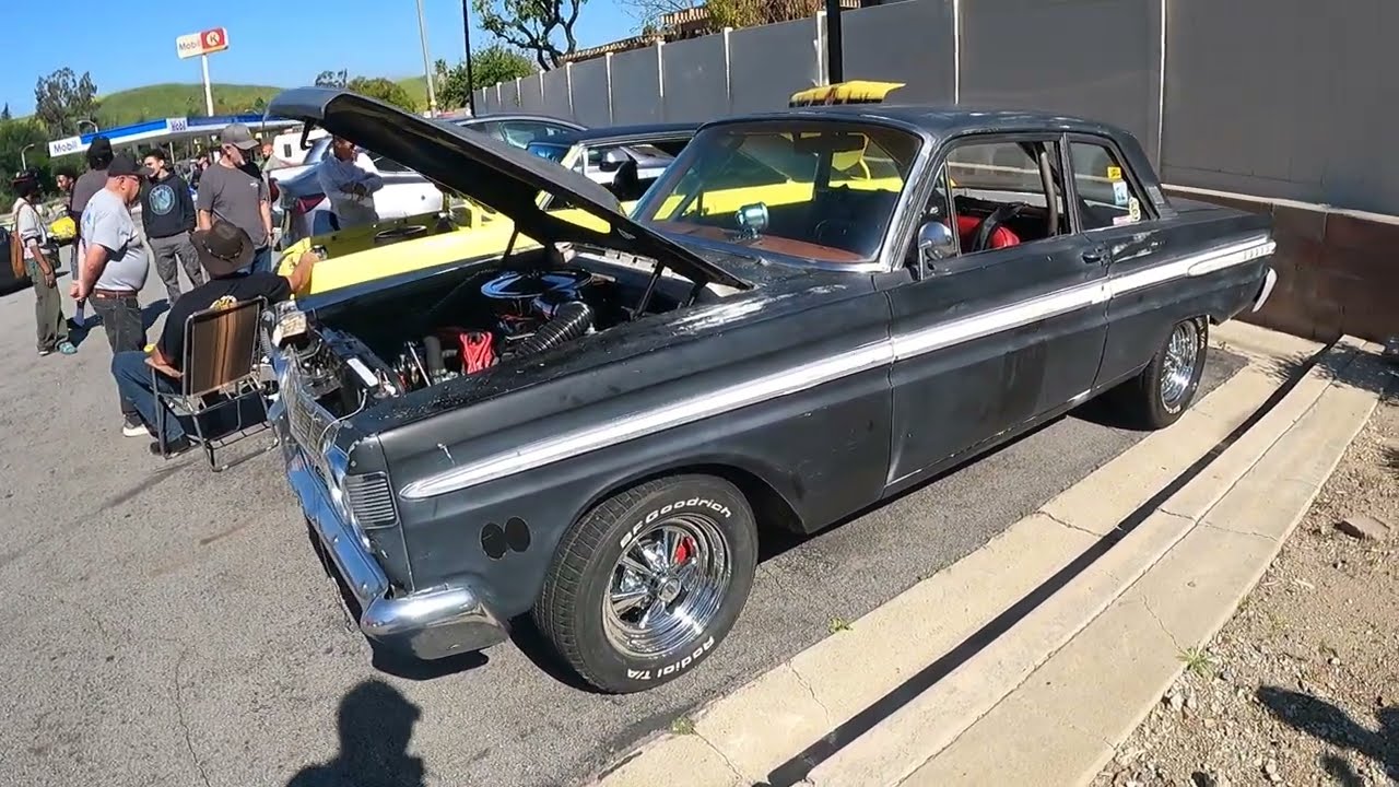 Weinerschnitzel Diamond Bar Car Show 71 Dodge Dart and a Crusty 64 Comet, just how I like them.