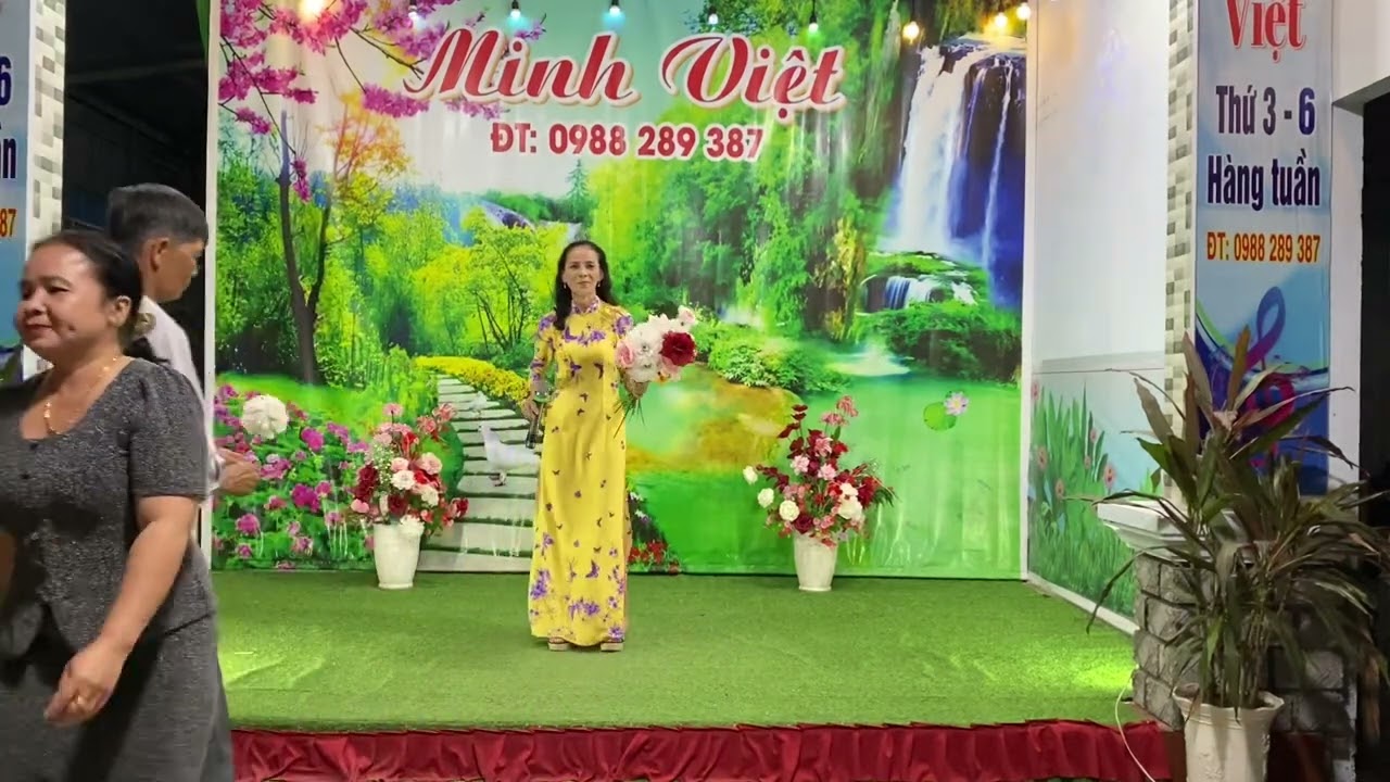 Út hiền / Ck / thành phố sau lưng 