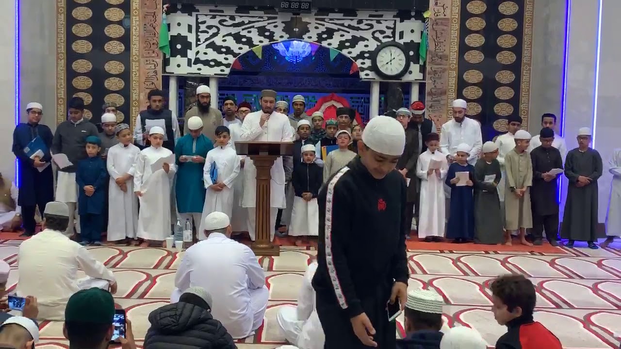 Khushbū-e-Hassān Teacher & Students at Sultania Mosque Brierfield