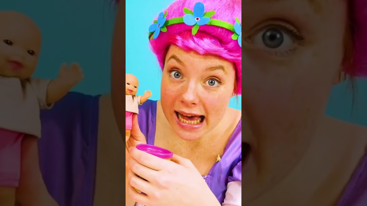 Wen haben wir hier? Der kleine Tobias w&auml;hlt eine Farbe #playdoh #kindervideo