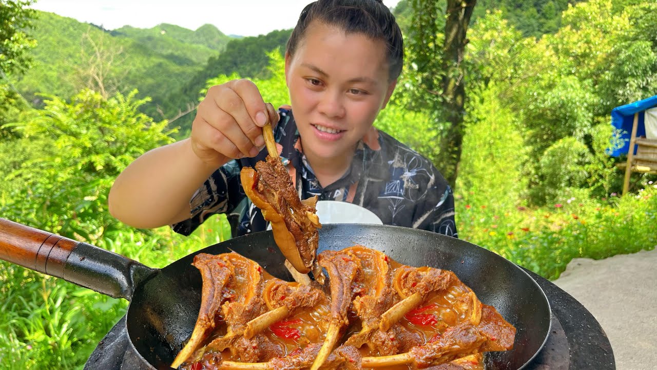 山裏下雨就降溫，歐妹3斤羊排鍋裏燉，一手拿一根吃到流汗真過癮Eat delicious lamb chops today