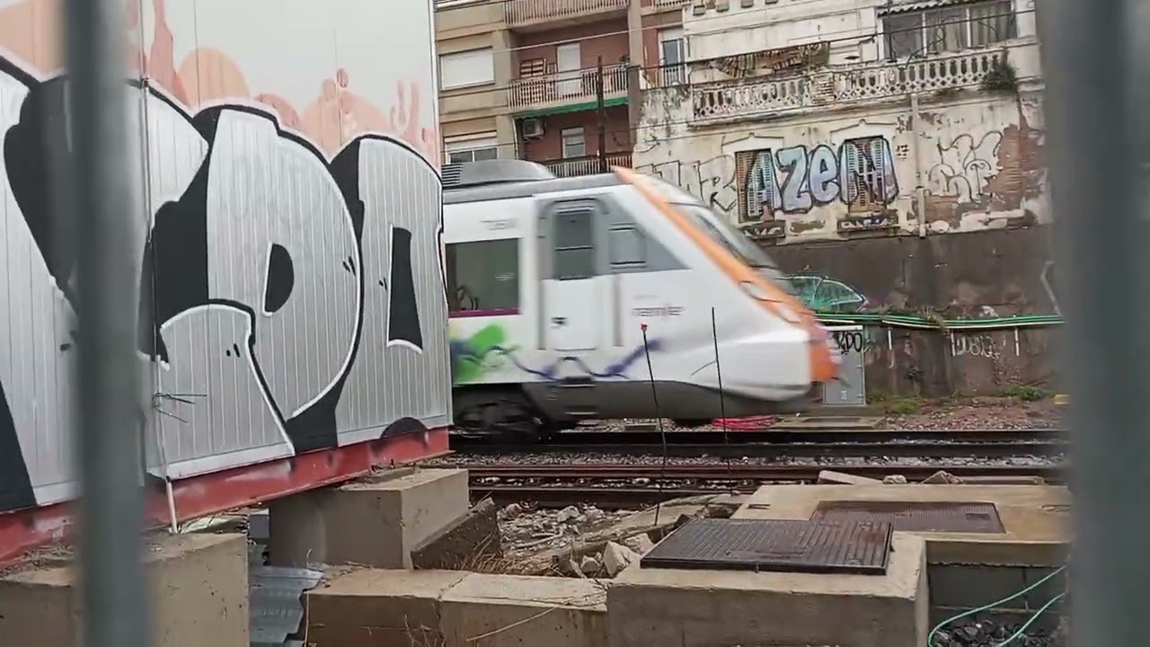 Trenes de Rodalies de Catalunya UT 447/ Civia 465 linea R4 por Sant Feliu