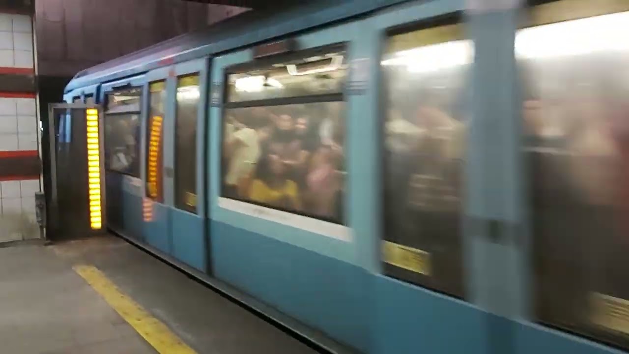 NS-93 arriving at Irarr&aacute;zavel station (Line 5)