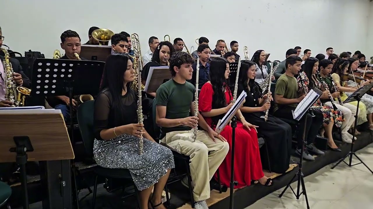 Olha isso! Uma igreja inteira cantando um hino como presente p/ o seu pastor. É impossível ñ sentir.