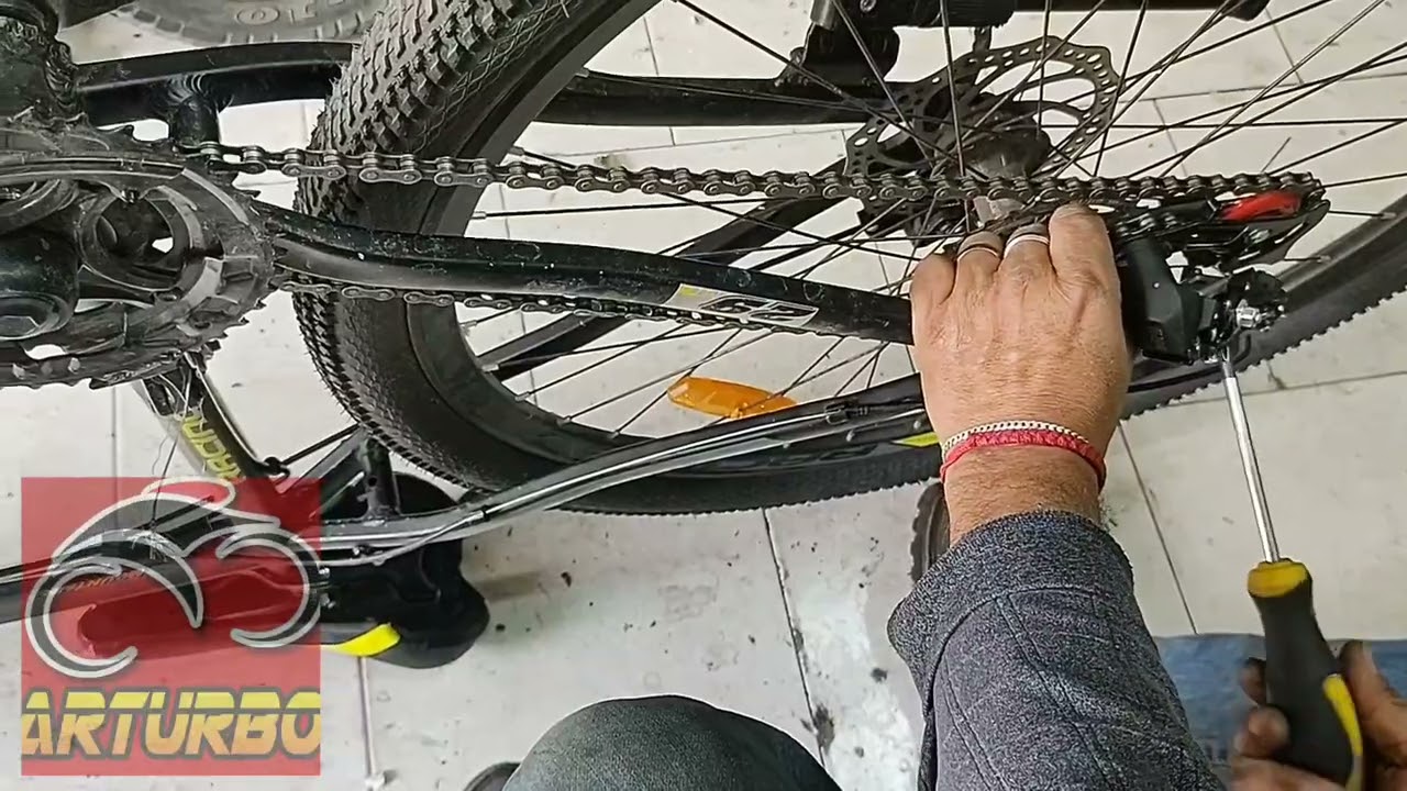 reemplazo de desviador de cambios trasero en bicicleta de montaña