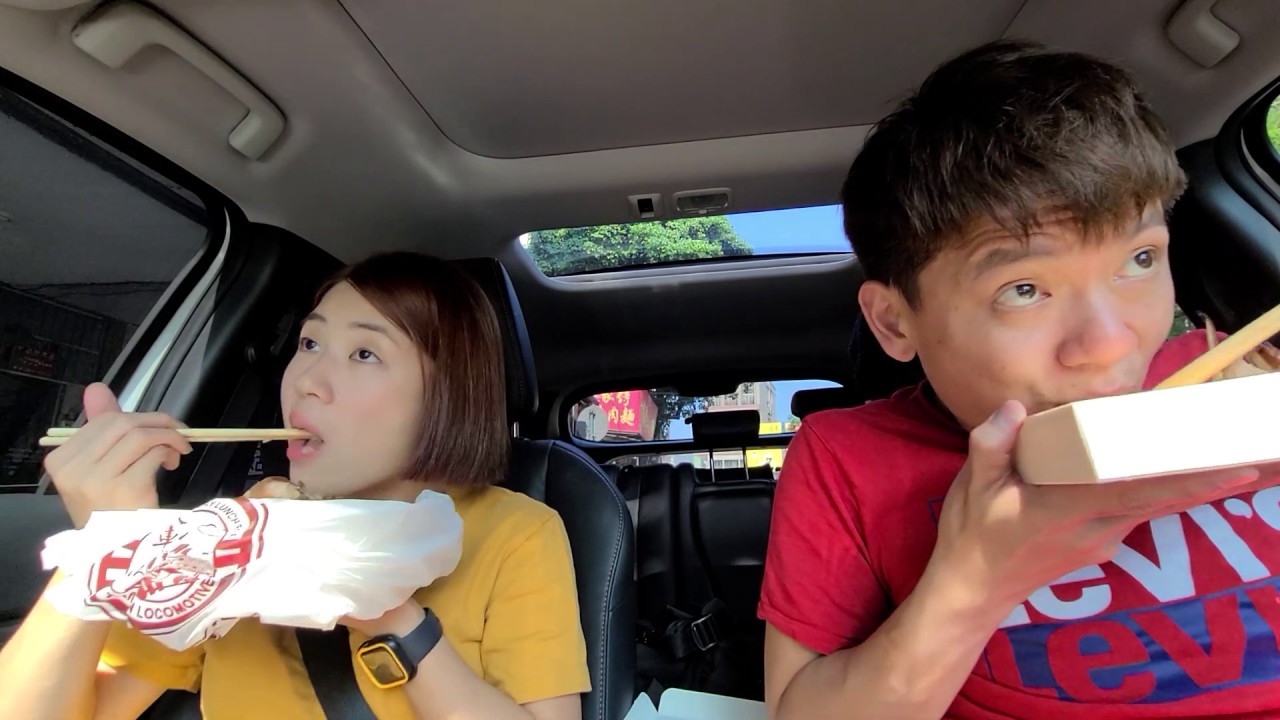 跟新老婆一起在車上吃雞腿便當