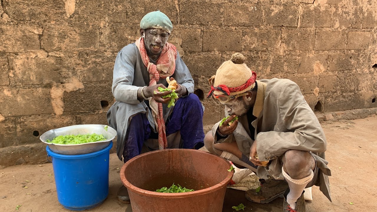 Le Fou Woroli apprécié sa femme Maïni qui se rend belle chez Farignouma Mouna