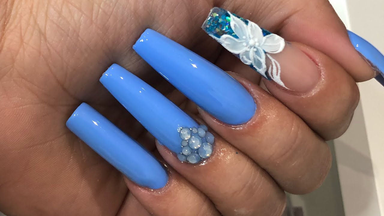 Ongles en résine acrylique avec des capsules c-curve