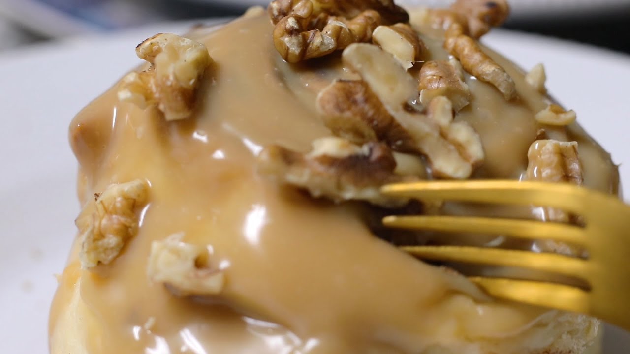 Cinnabon Caramel PecanBon Copycat- my Cinnabon Caramel WalnutBon! easy, and amazing!