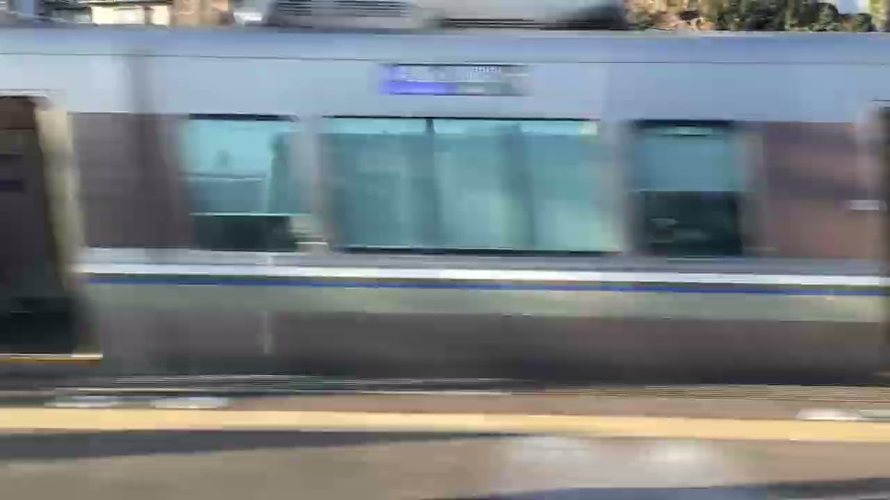 山崎駅で225系100番台I13普通姫路行き追い越しシーン