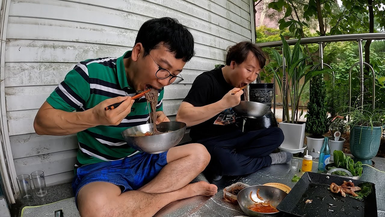 44살 독수공방 고기와 냉면이면 세상 행복해하는 노총각 형제