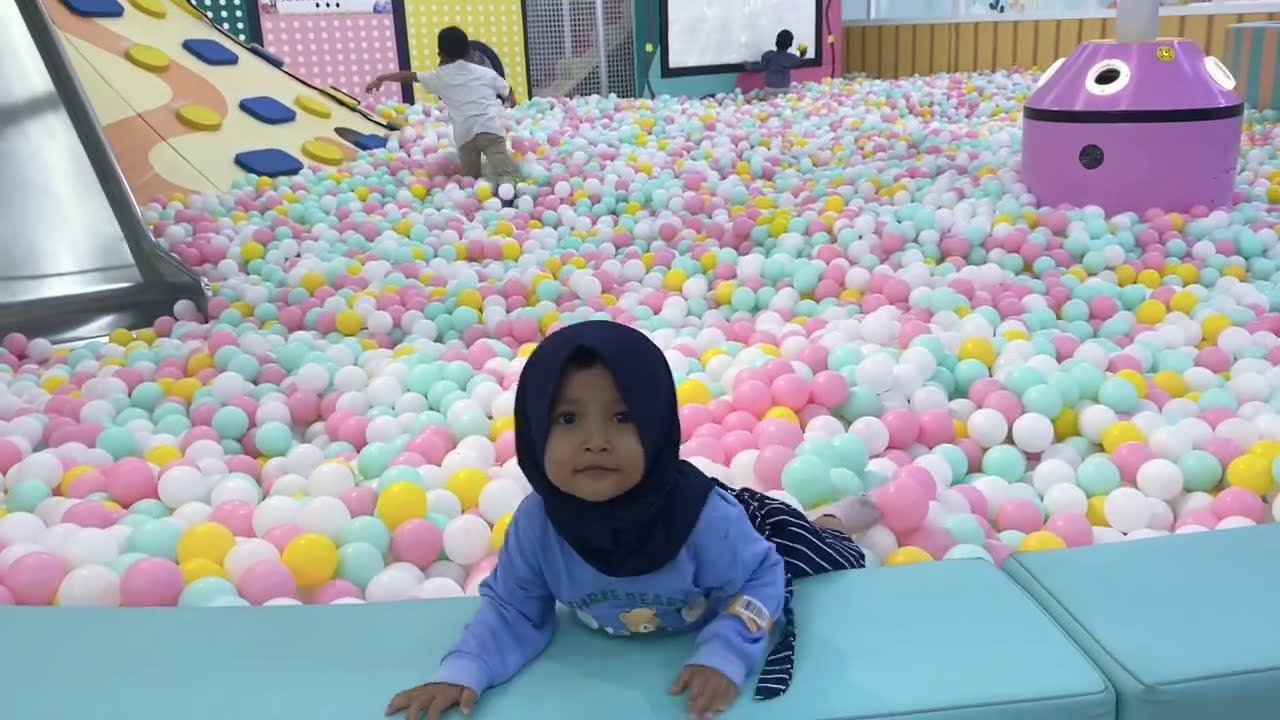 Anak-Anak Bermain Mandi Bola - Masak Masakan - Main Supermarket - Main Perosotan di Playground 