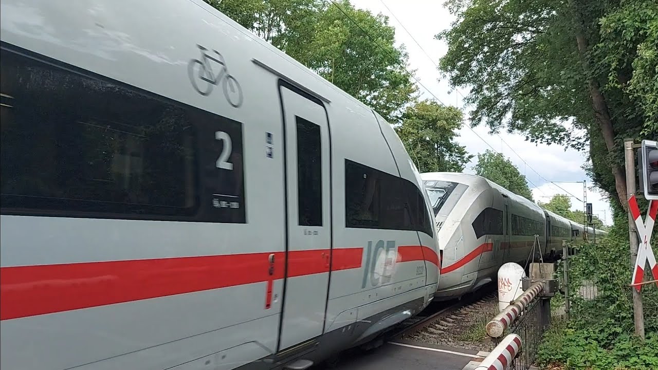 Bahnübergang im Krugfeld Hildesheim Züge am Mittwoch 17.7.2024 6× ICE 4 Doppeltraktion, Güterzüge
