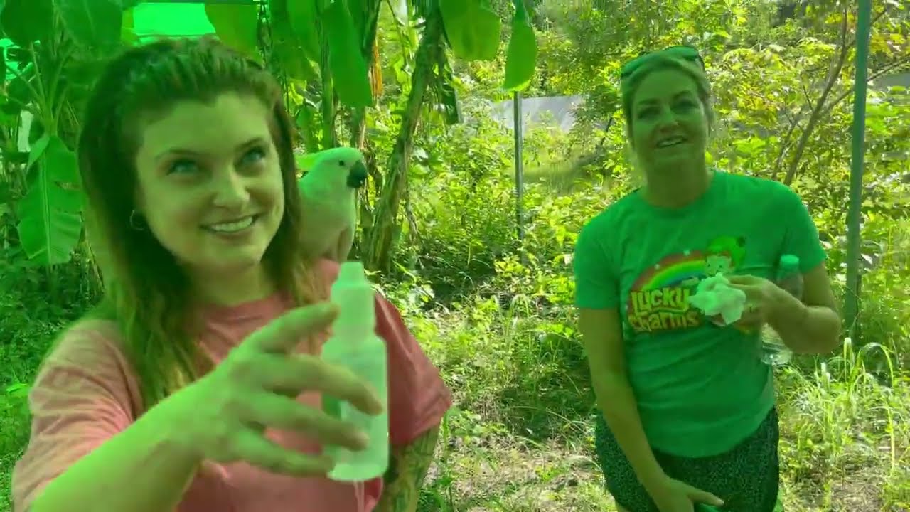 Gertru acosa a Sarah final del video