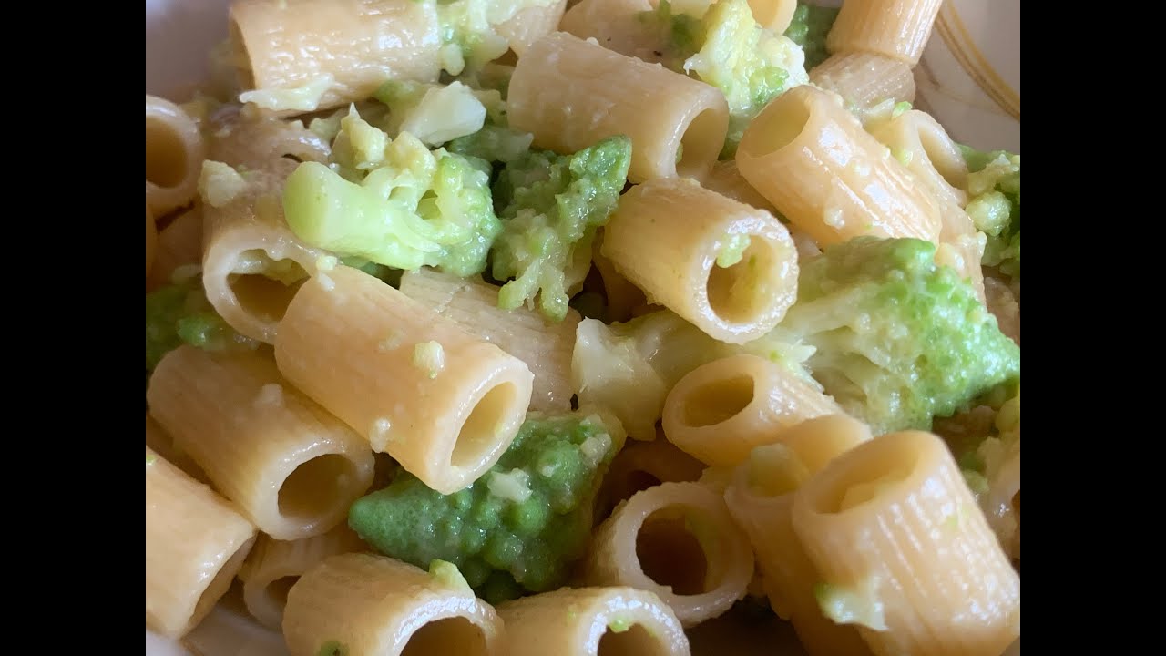 Pasta con broccoli romaneschi croccanti