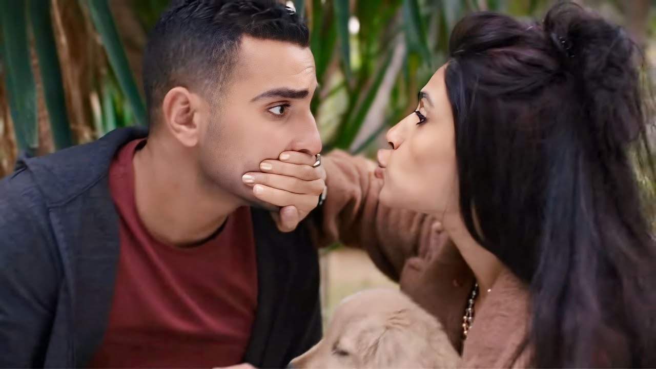 بيخلي اخوه التؤام يقابل حبيبته علي اساس انه هو لانه خايف ترفضه بسبب حالته الصحية لكنها بتكتشف حقيقته