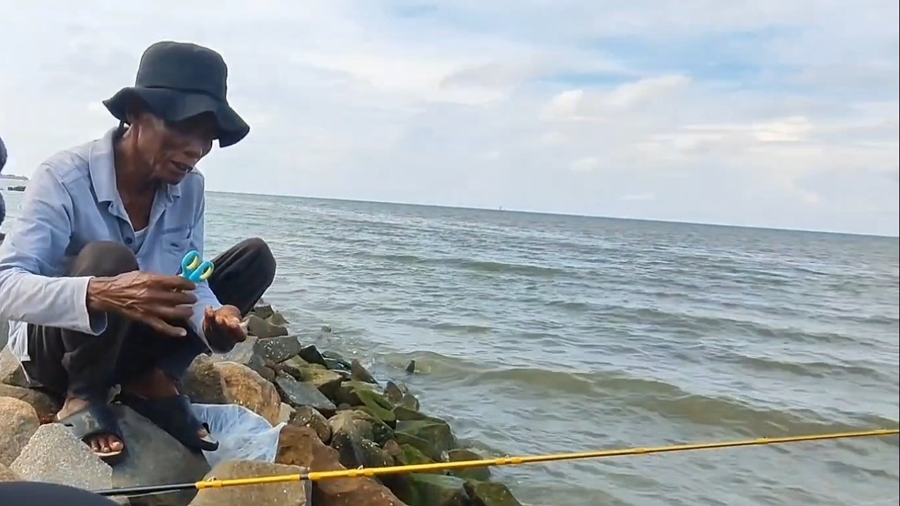 Mancing Di Pantai Cemara - Karawang