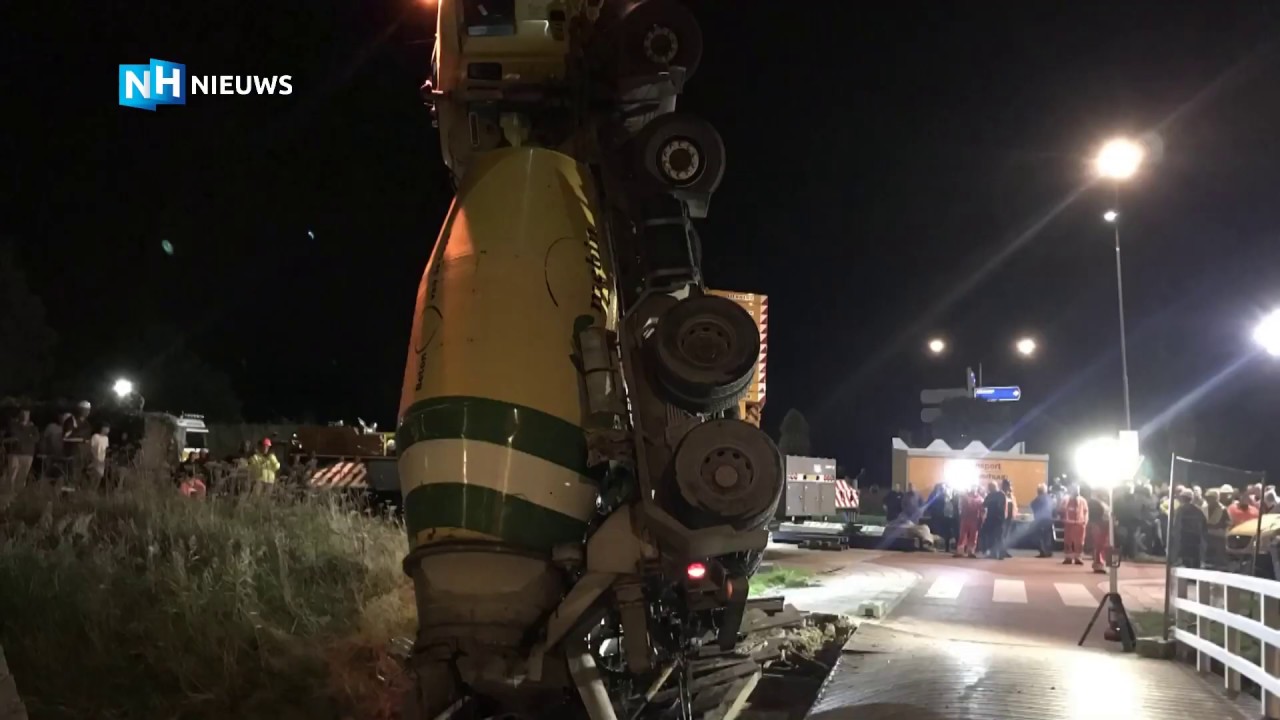 Betonmixer uit de sloot gevist in Heerhugowaard