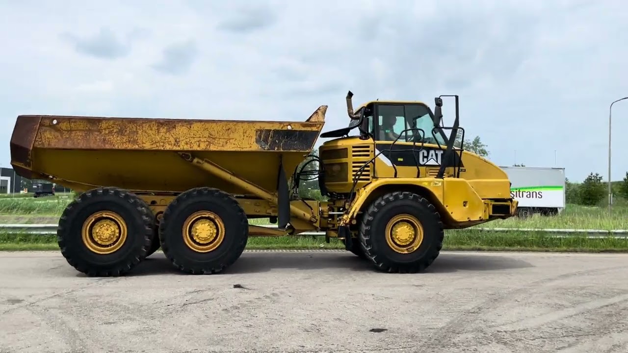 Demo video Caterpillar 730 Dump truck @BigmachineryNl