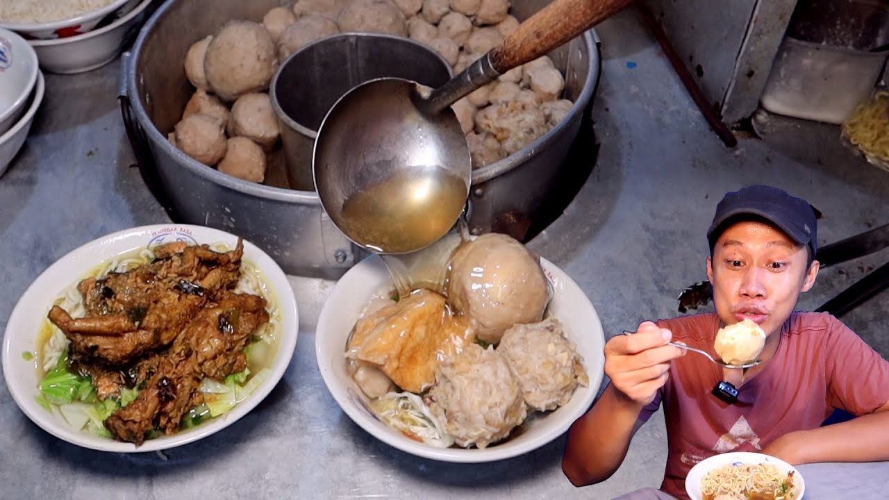 Hujan gini enaknya makan Mie Ayam dan Bakso Urat ditambah sambal pedas!
