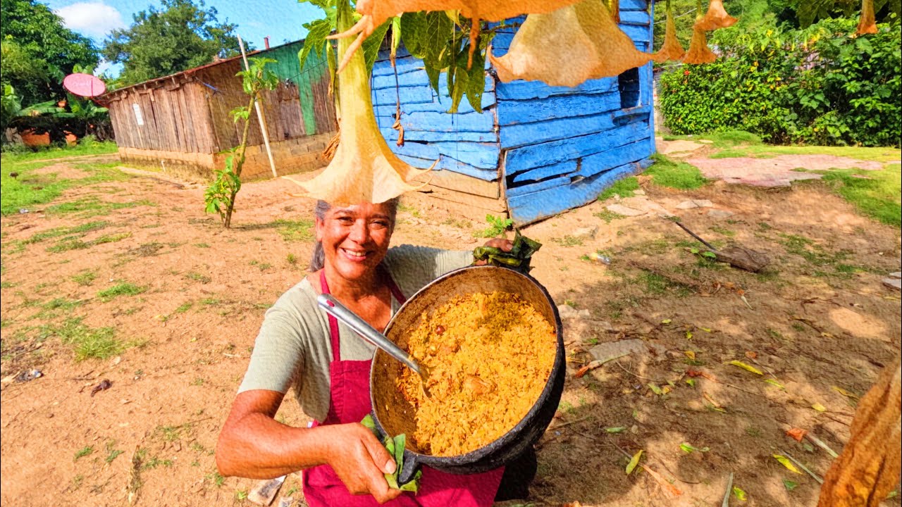 COCINANDO un locrio  de pollo y plátano MADURO entre Jarabacoa y constanza en RD