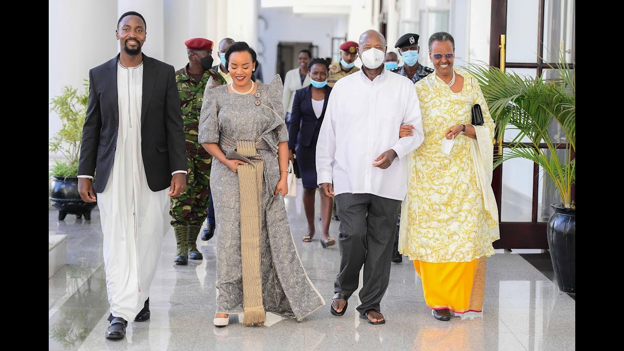 PRESIDENT MUSEVENI GIFTS 100 COWS TO THE BUSOGA KING AND QUEEN AS A FULLY WEDDED COUPLE#foryou