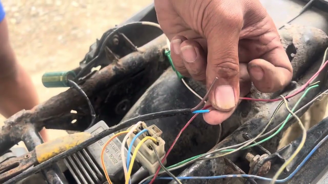 BAJAJ CT100 taillight and signallight colorcoding