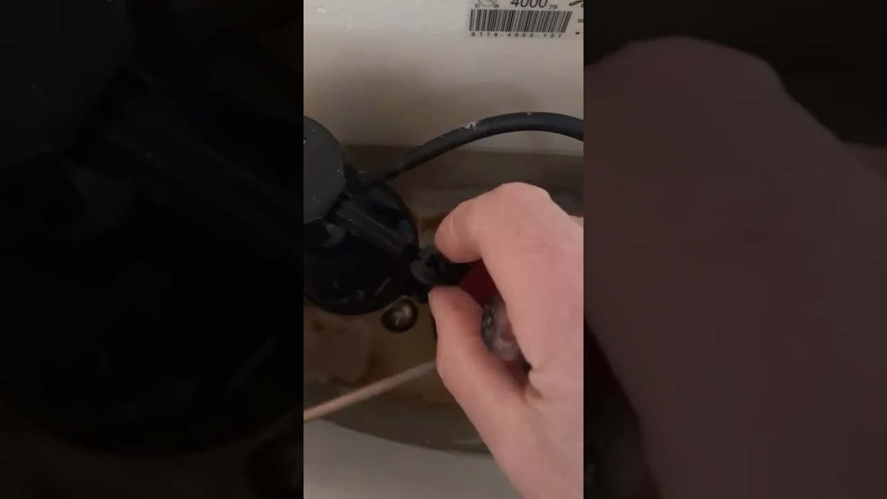 Как отрегулировать течь в туалете🚽 😀 #шорты #сделай сам #сантехника