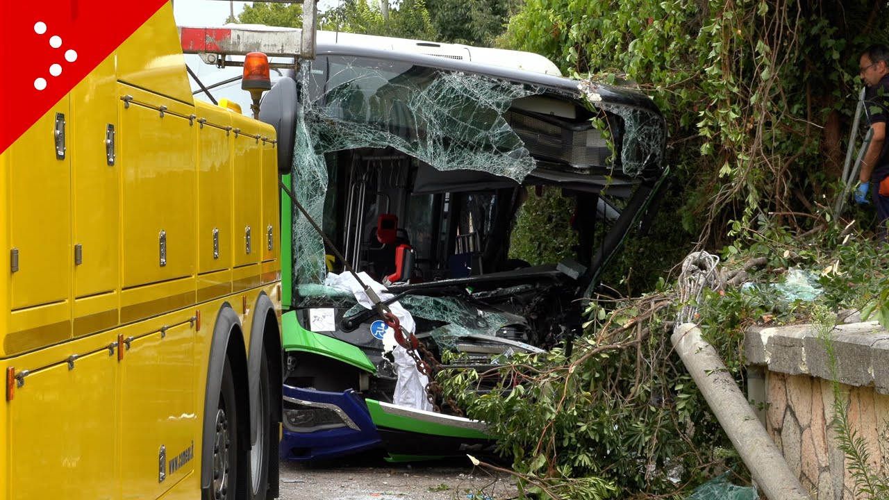 Incidente a Parona, Verona: autobus si scontra contro muro, un morto e sei feriti