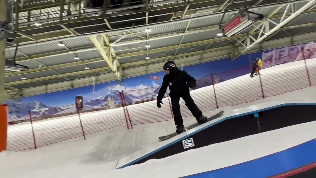 Snowboard Anfänger deine ersten Obstacle im Fun-Park // Funbox Kicker & Rail
