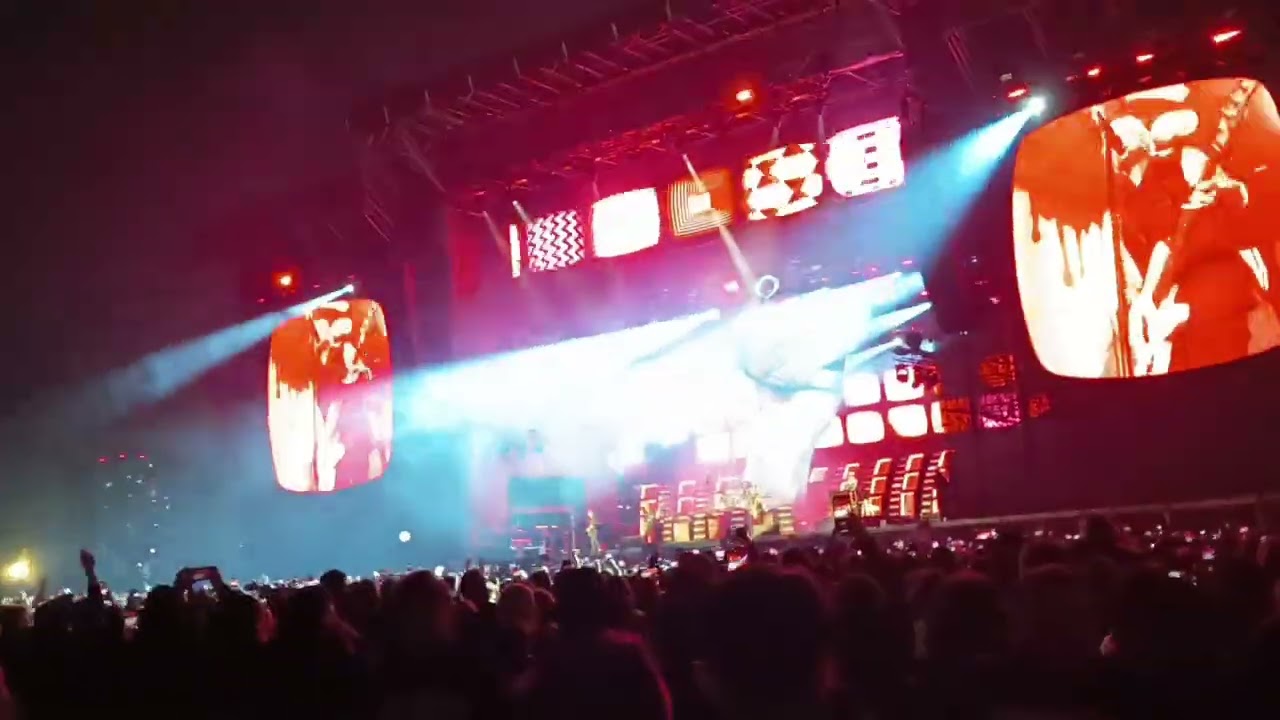 Green Day in Chile - Bohemian Rhapsody (Queen)+ Blitzkrieg Bop(Ramones) + American Idiot + Holiday 