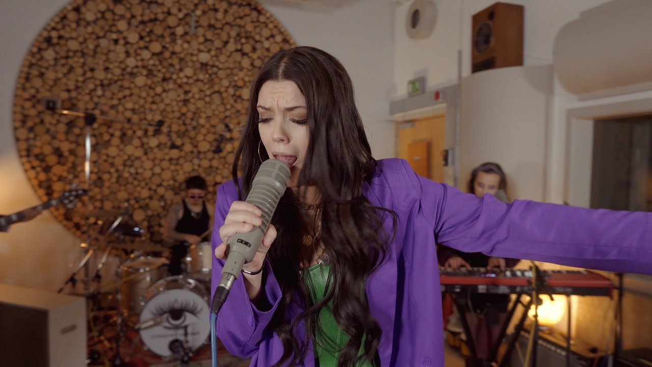 Courtney Hadwin - Steady Rock Steady (Live at Decoy Studios)